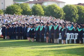 Üniversitenin Uçaksavar Spor Tesisleri’nde gerçekleşen törende 1527’sı lisans, 430’u yüksek lisans ve doktora olmak üzere toplam 1960 öğrenci mezun oldu.