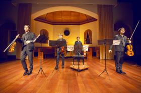 Albert Long Hall güz konserleri kapsamında 22 Ekim akşamı Polonya’nın klasik müzik dünyasına armağan ettiği genç bir topluluk olan Apollon Musagète Quartet, ‘’Apollo ve Esin Perileri 1’’ başlıklı konserde Schubert’in ‘Ölüm ve Genç Kız Kuvarteti’ni sundu.