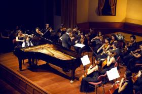 Albert Long Hall'de 24 Ekim Cuma günü yer alan ‘’Bach ve Müritleri’’ başlıklı konserde 11 yaşındaki piyanist Emir İlgen, Cem Mansur şefliğinde ve Türkiye Gençlik Oda Orkestrası eşliğinde Bach’ın eserlerini yorumladı