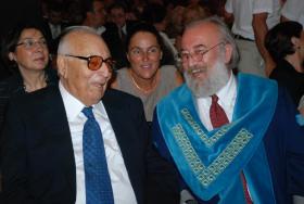 Yaşar Kemal, Fahri Doktora  töreninde dönemin Boğaziçi Üniversitesi Rektörü Prof. Dr. Kadri Özçaldıran ile birlikte