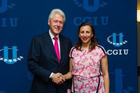 Boğaziçi Üniversitesi Uluslararası İlişkiler Ofisi Direktörü Ece Günay ve Bill Clinton 