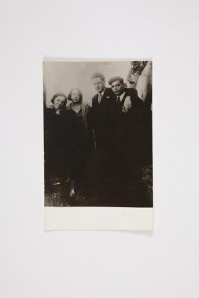 Kalamista İlk yaz-1930-Soldan Saga-Nazımın kardesi Samiye,esi Piraye-Nazım ve Nail V-