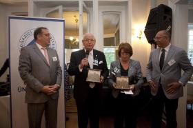 50.  Yıl mezunları davetinde Şenes Erzik ve eşine plaket sunumu