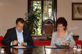 Anlaşmayı Boğaziçi Üniversitesi Rektörü Prof. Dr. Gülay Barbarosoğlu ve Ayvalık Belediyesi Başkanı Rahmi Gençer’ imzaladı