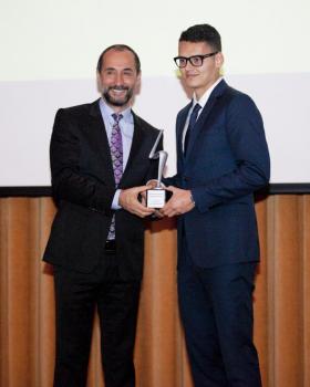 Enes Ünal ödülünü Semih Saygıner'den aldı