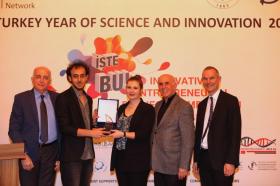 Elginkan Vakfı Birincilik Ödülü’ne, sanal gerçeklik teknolojisini kullanarak çeşitli etkinliklerden 3D - 360° canlı ortam yayını hizmeti sunan bir yayın sistemiyle “Teleporter” projesini geliştiren Yönetim Bilişim Sistemleri, Makine Mühendisliği ve Bilgisayar Mühendisliği Bölümü öğrencileri Dilara Keçeci, Aslan Yerdelen ve Sevinç Göğer‘den oluşan ekip sahip oldu