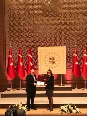 Tınaz Ekim Aşıcı'ya ödülü YÖK Başkanı Prof. Dr. Yekta Saraç tarafından takdim edildi.