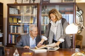 Vedat Yerlici eşi Günal Güven Yerlici ile birlikte