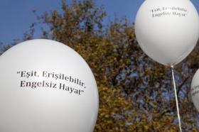 Boğaziçi Üniversitesi'nde "Eşit, Erişilebilir, Engelsiz Hayat" yazılı balonlar