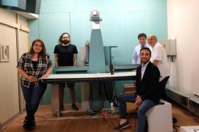 X-Lab ekibi geliştirdikleri röntgen cihazının yanında